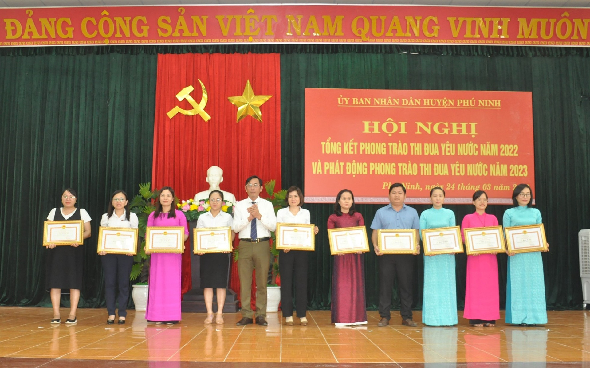 Lãnh đạo huyện Phú Ninh trao tặng Danh hiệu tập thể Lao động xuất sắc năm 2022 cho các tập thể xuất sắc (UBND tỉnh công nhận). Ảnh: N.Đ