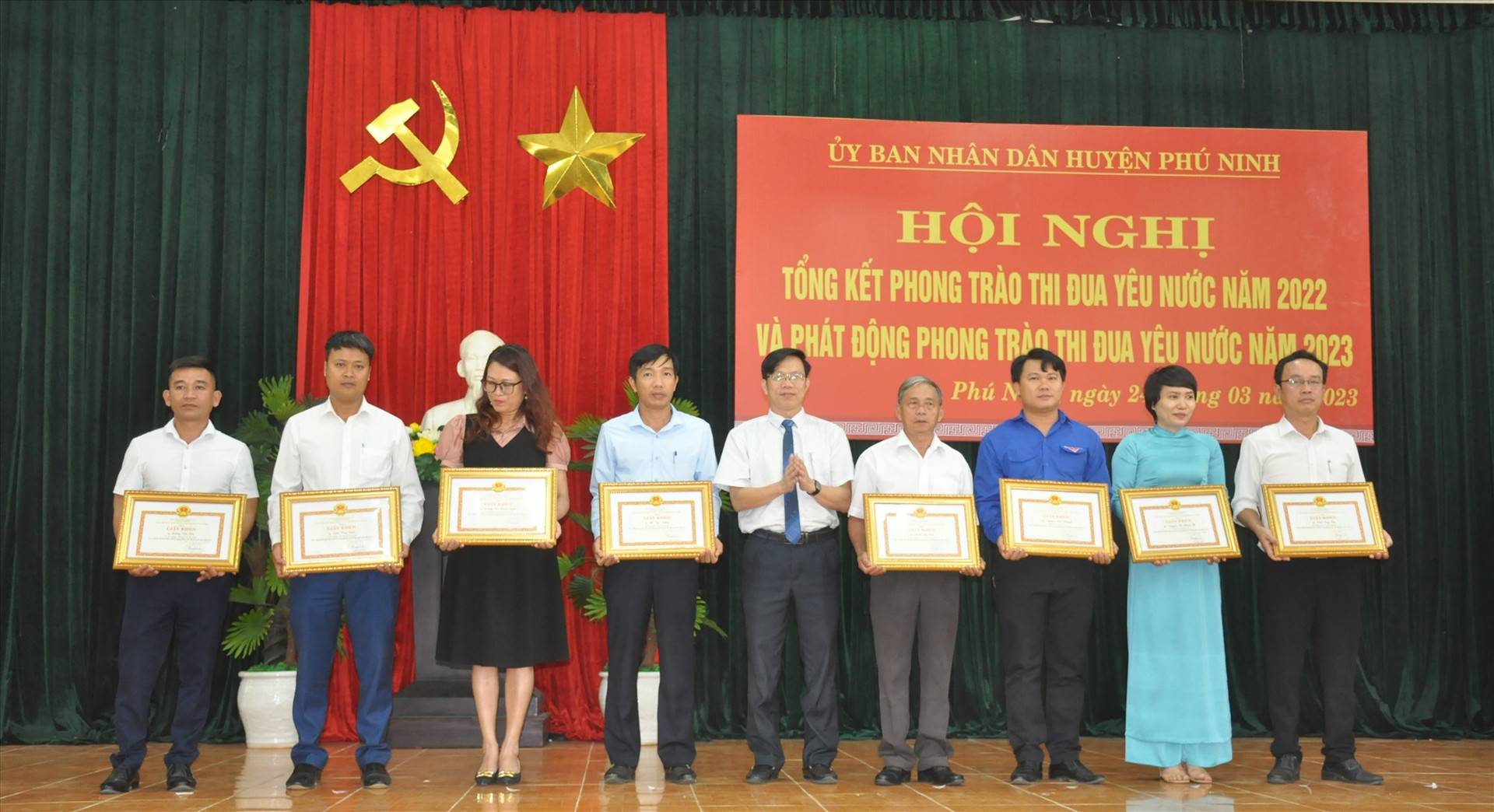 Lãnh đạo UBND huyện Phú Ninh trao tặng Giấy khen của UBND huyện cho các tập thể có thành tích xuất sắc trong phào thi đua năm 2022. Ảnh: N.Đ