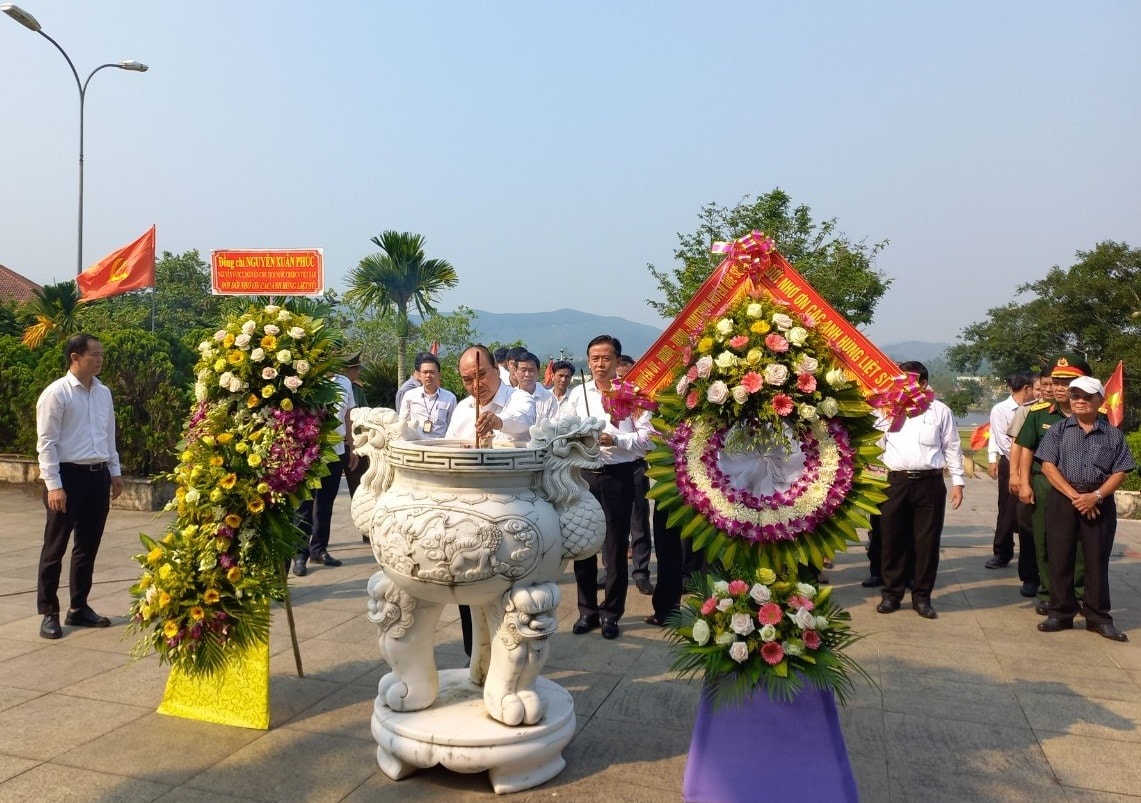 Nguyên Chủ tịch nước Nguyễn Xuân Phúc cùng lãnh đạo huyện Quế Sơn dâng hoa, dâng hương tại Đền liệt sĩ Quế Sơn - Ảnh: D.T