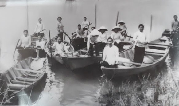 Phụ nữ Hội An dùng thuyền lên Xuyên Tân, Duy Xuyên đón bộ đội về giải phóng Hội An vào 3.1975 Ảnh tư liệu