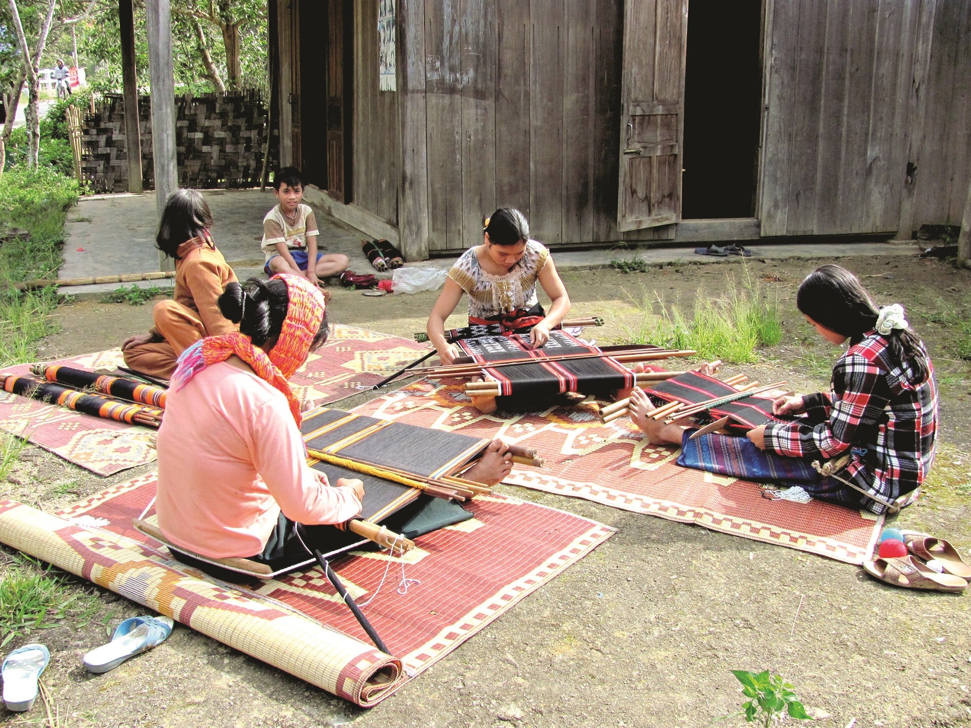 Bàn tay tài hoa của phụ nữ Cơ Tu làm ra những tấm thổ cẩm độc đáo, mang đậm bản sắc truyền thống.