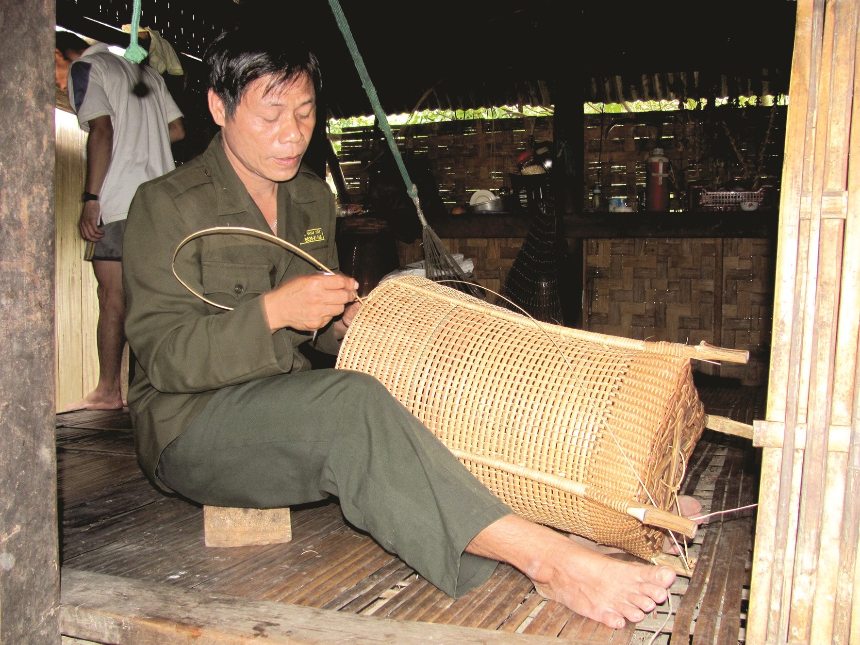 Một chiếc gùi đan bằng mây được thành hình. Phải mất cả tuần để hoàn thành chiếc gùi như thế này.