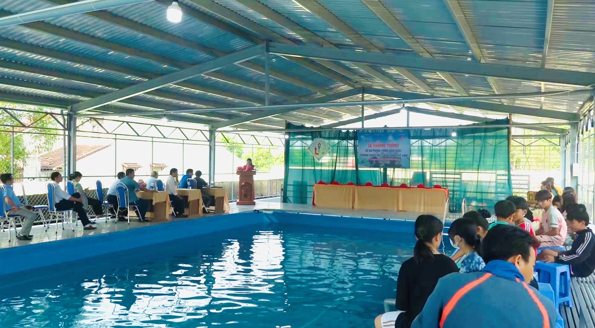 Việc đưa bể bơi vào sử dụng sẽ giúp học sinh Trường THCS Lương Thế Vinh (Duy Trung, Duy Xuyên) có điều kiện học bơi, tăng cường kỹ năng bảo vệ an toàn bản thân.   Ảnh: N.T