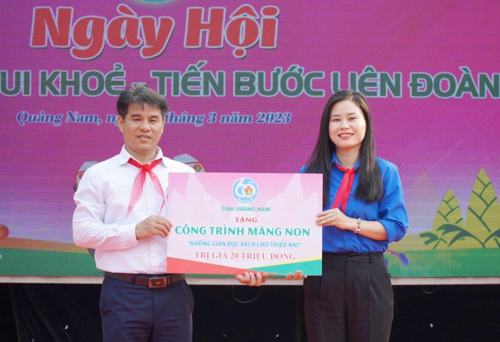 Tỉnh đoàn, Hội đồng Đội tỉnh đã trao tặng công trình măng non “Không gian đọc sách” cho Trường THCS Kim Đồn