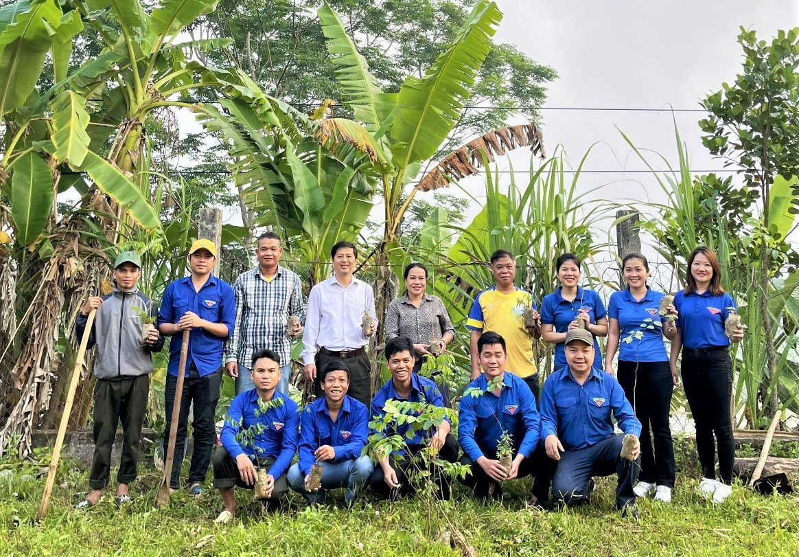 Lãnh đạo xã Sông Kôn, Vườn quốc gia Bạch Mã cùng đoàn thanh niên tham gia trồng cây gây rừng tại Trường Tiểu học Sông Kôn. Ảnh: CTV