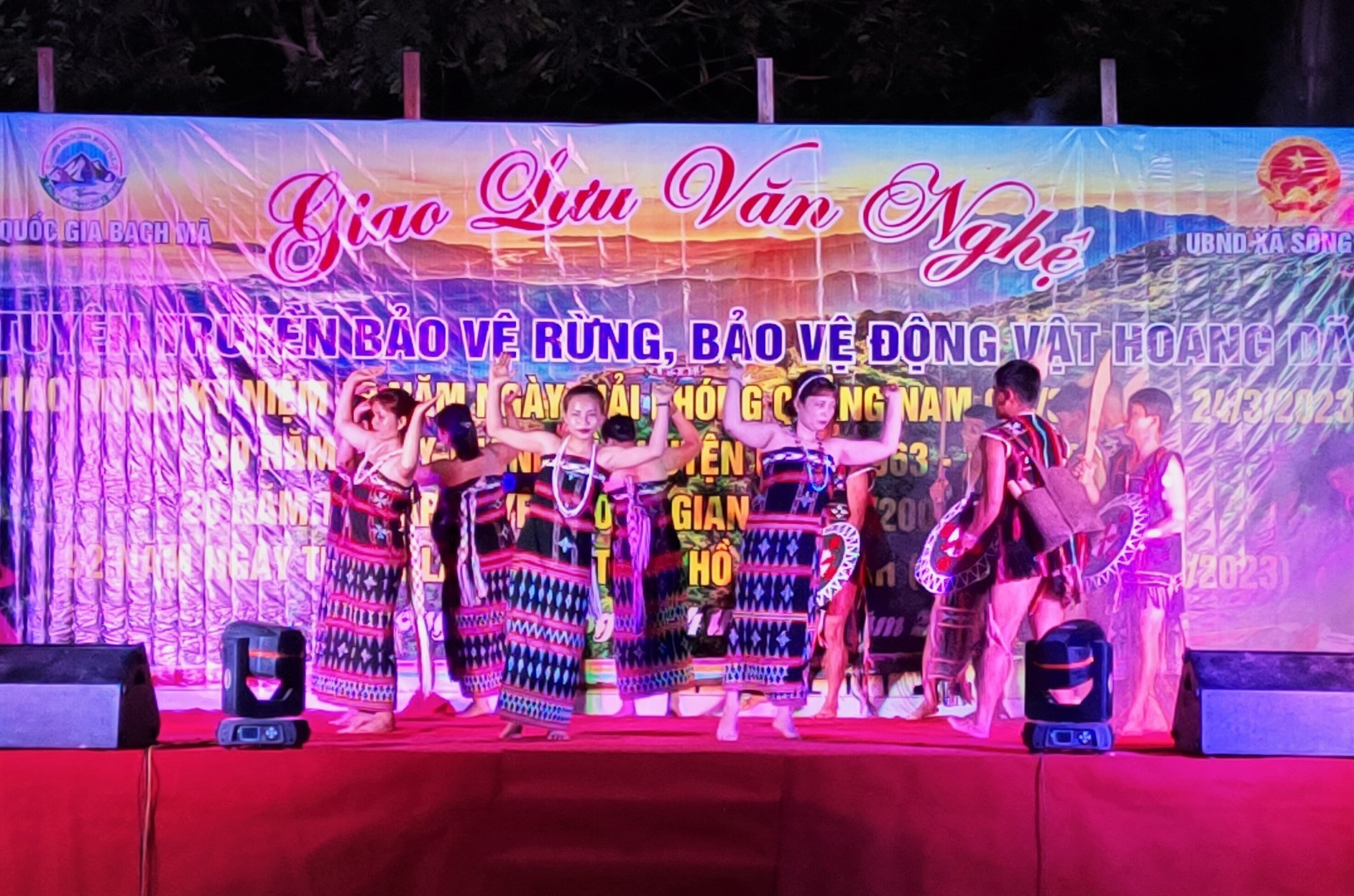 Các nghệ nhân Cơ Tu trình diễn vũ điệu tân tung - da dá truyền thống, tái hiện hoạt cảnh sinh hoạt đời sống dựa vào rừng. Ảnh: CTV