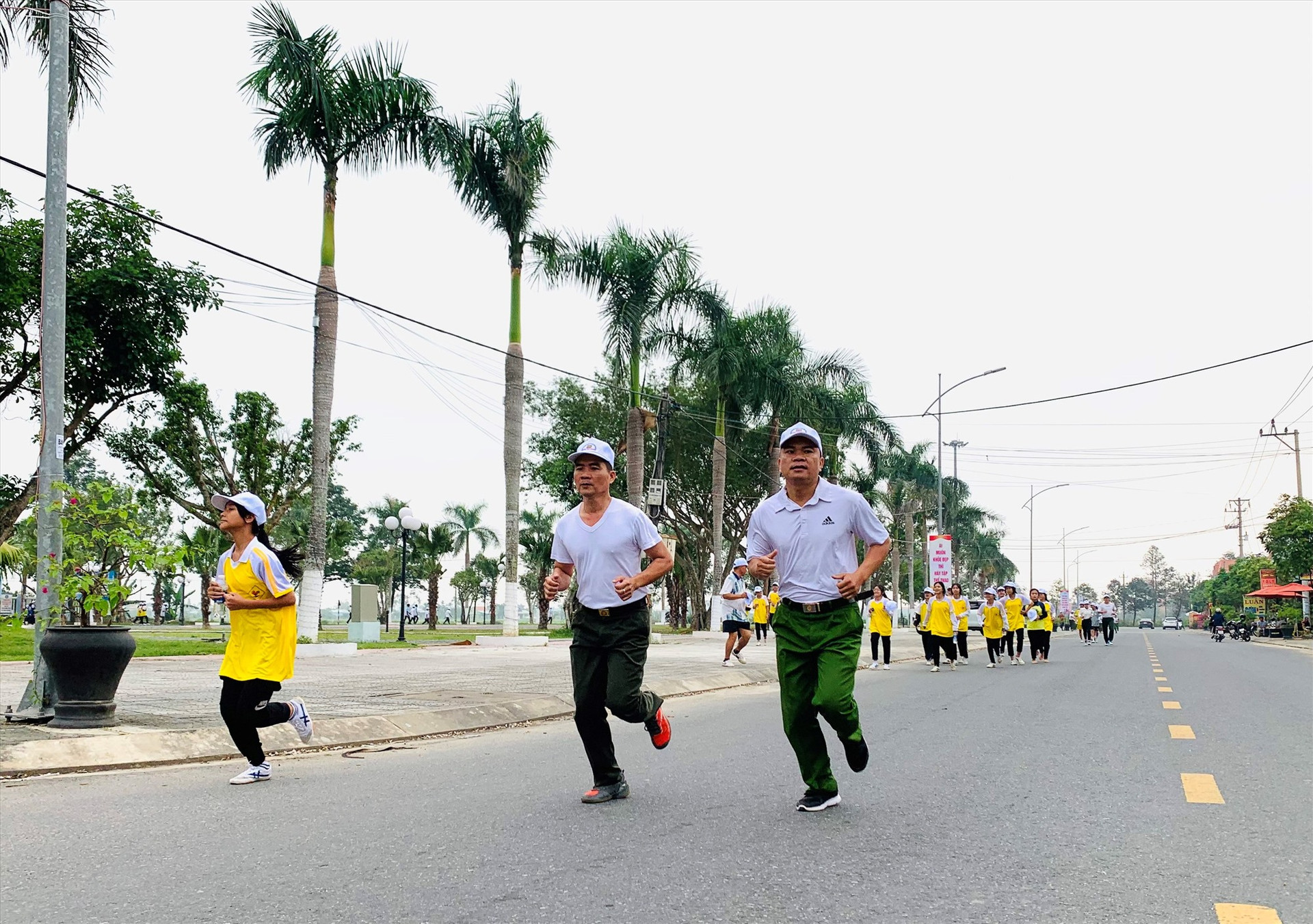 Các vận động viên chạy xung quanh khu vực trung tâm hành chính huyện Duy Xuyên.    Ảnh: N.T