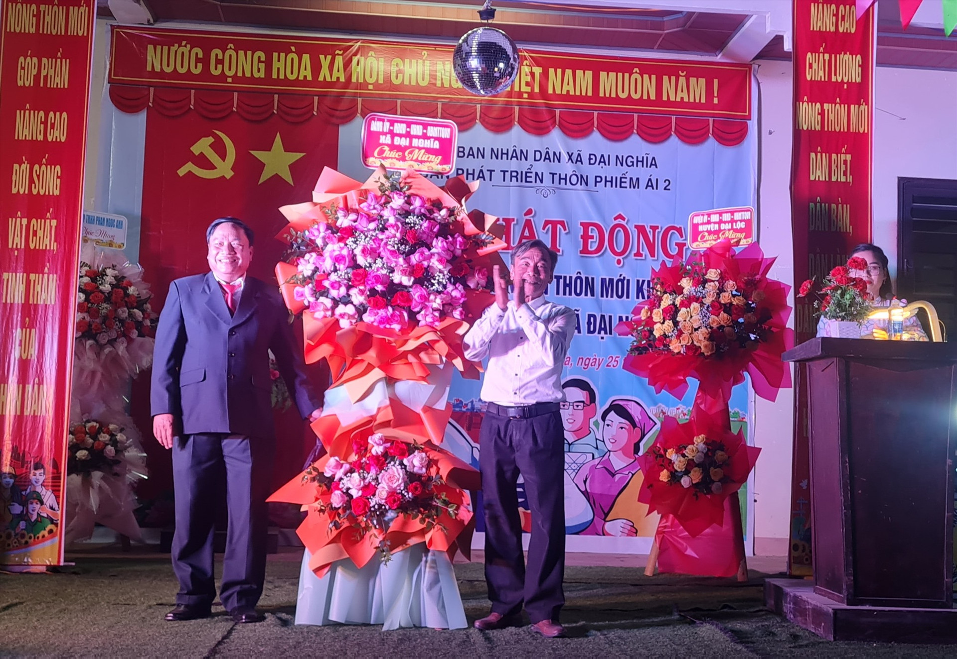 Lãnh đạo xã Đại Nghĩa trao tặng hoa cho Ban dân chính và nhân dân thôn Phiếm Ái 2. Ảnh: H.L