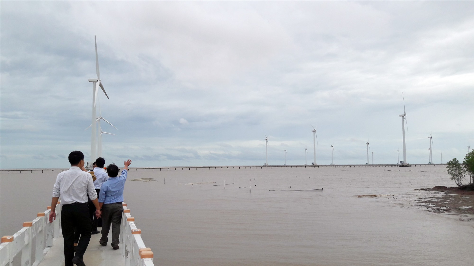 Theo đường Cao Văn Lầu đi về phía biển, du khách sẽ tới “cánh đồng điện gió Bạc Liêu“. ảnh: P.V