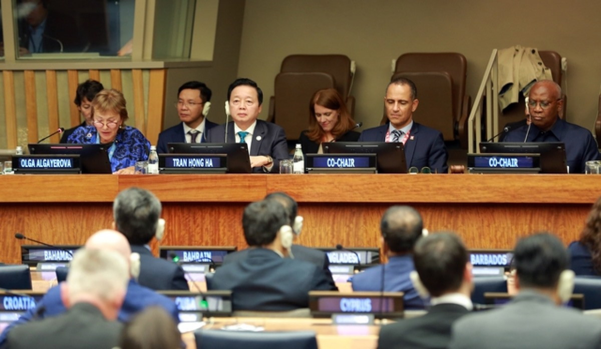 Vietnamese Deputy Prime Minister Tran Hong Ha (second from left, first row) speaks at the general debate. (Photo: VGP)