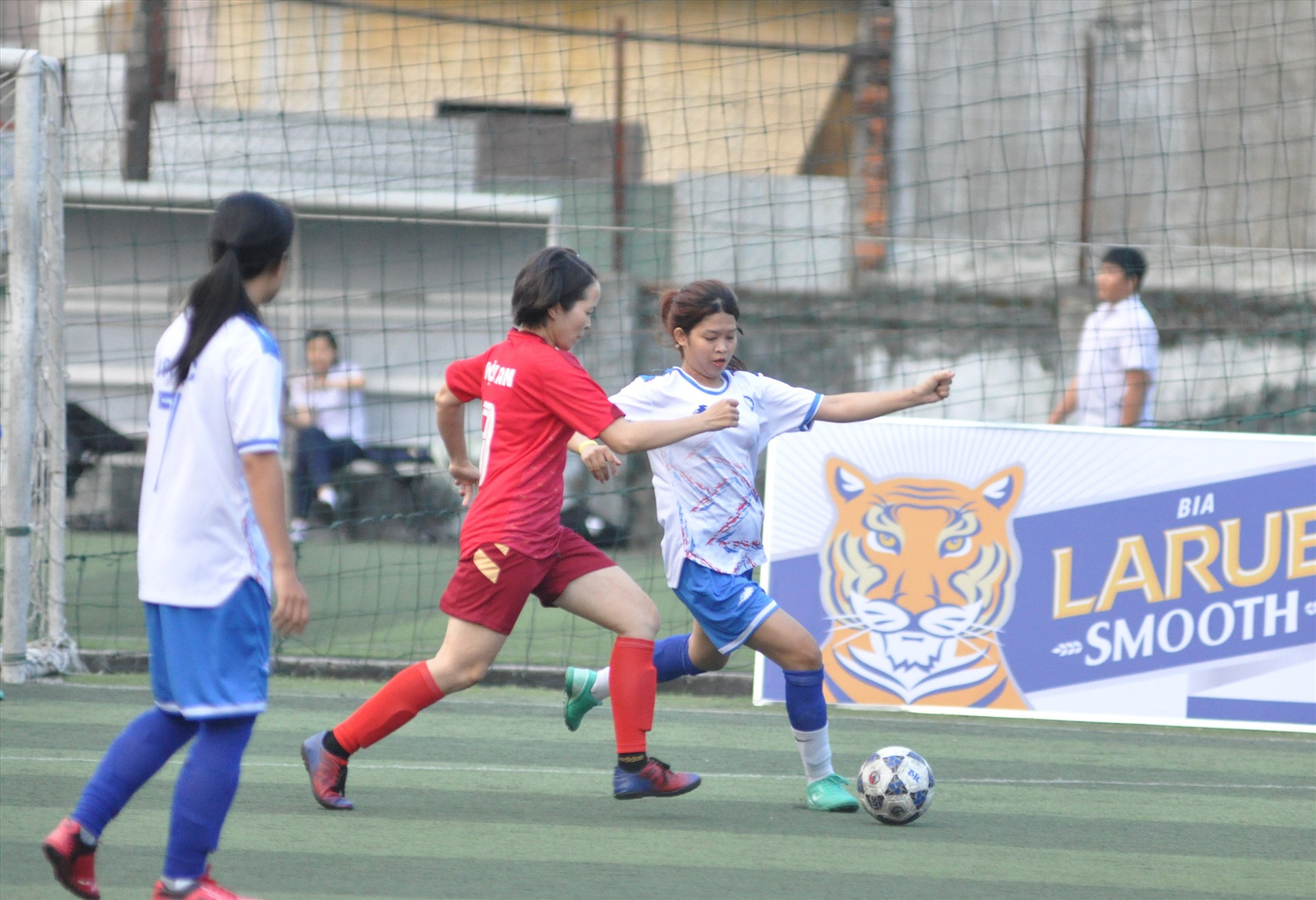 Từng đối đầu ở vòng bảng, các cô gái Hội An (áo đỏ) gặp lại Đại Lộc (áo trắng) trong trận chung kết. Ảnh: T.V