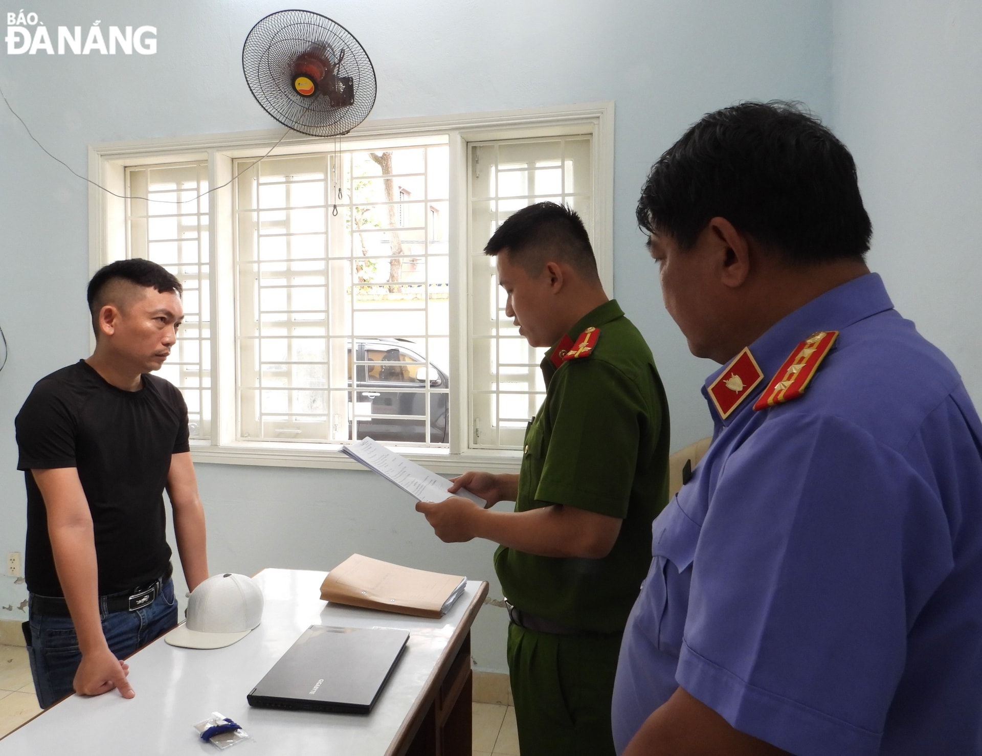 Cơ quan Cảnh sát điều tra, Công an thành phố thực hiện lệnh bắt tạm giam đối tượng Nguyễn Văn Thu (bên trái). Ảnh: L.H