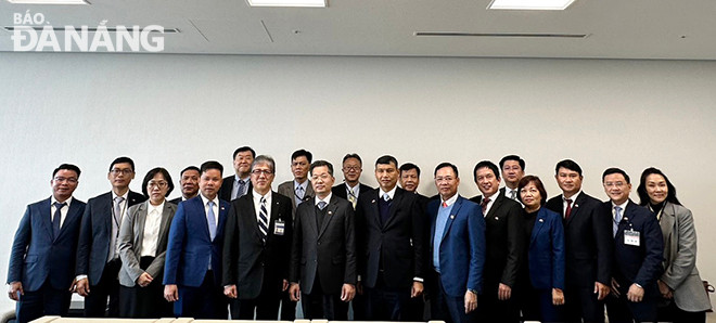 Đoàn công tác chụp ảnh lưu niệm cùng lãnh đạo thành phố Yokohama.