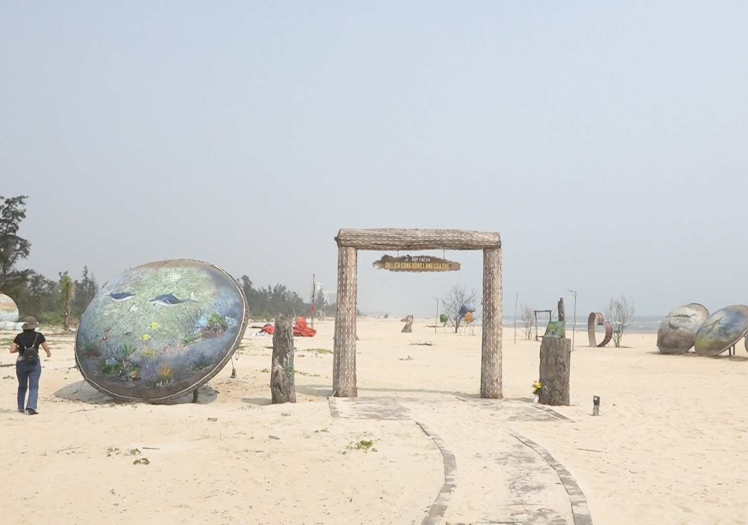 Bãi biển thôn Duy Hà (xã Bình Dương), nơi diễn ra lễ hội. Ảnh: CTV