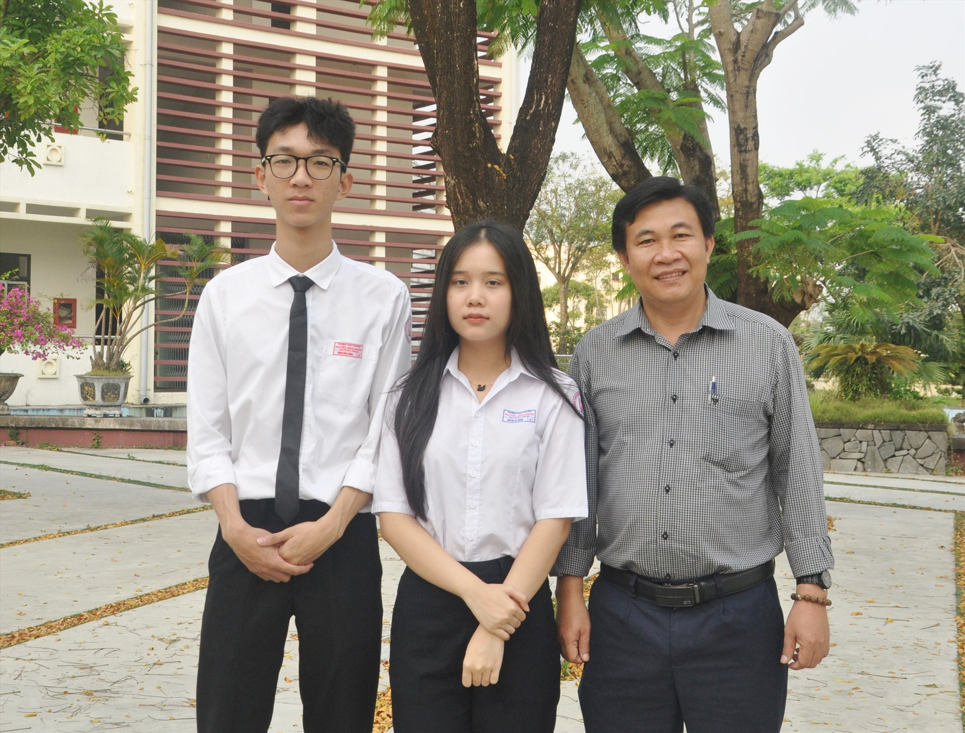 Thầy Phan Văn Lĩnh cùng hai học trò Đặng Bảo Khoa và Huỳnh Hà Giang. Ảnh: X.P