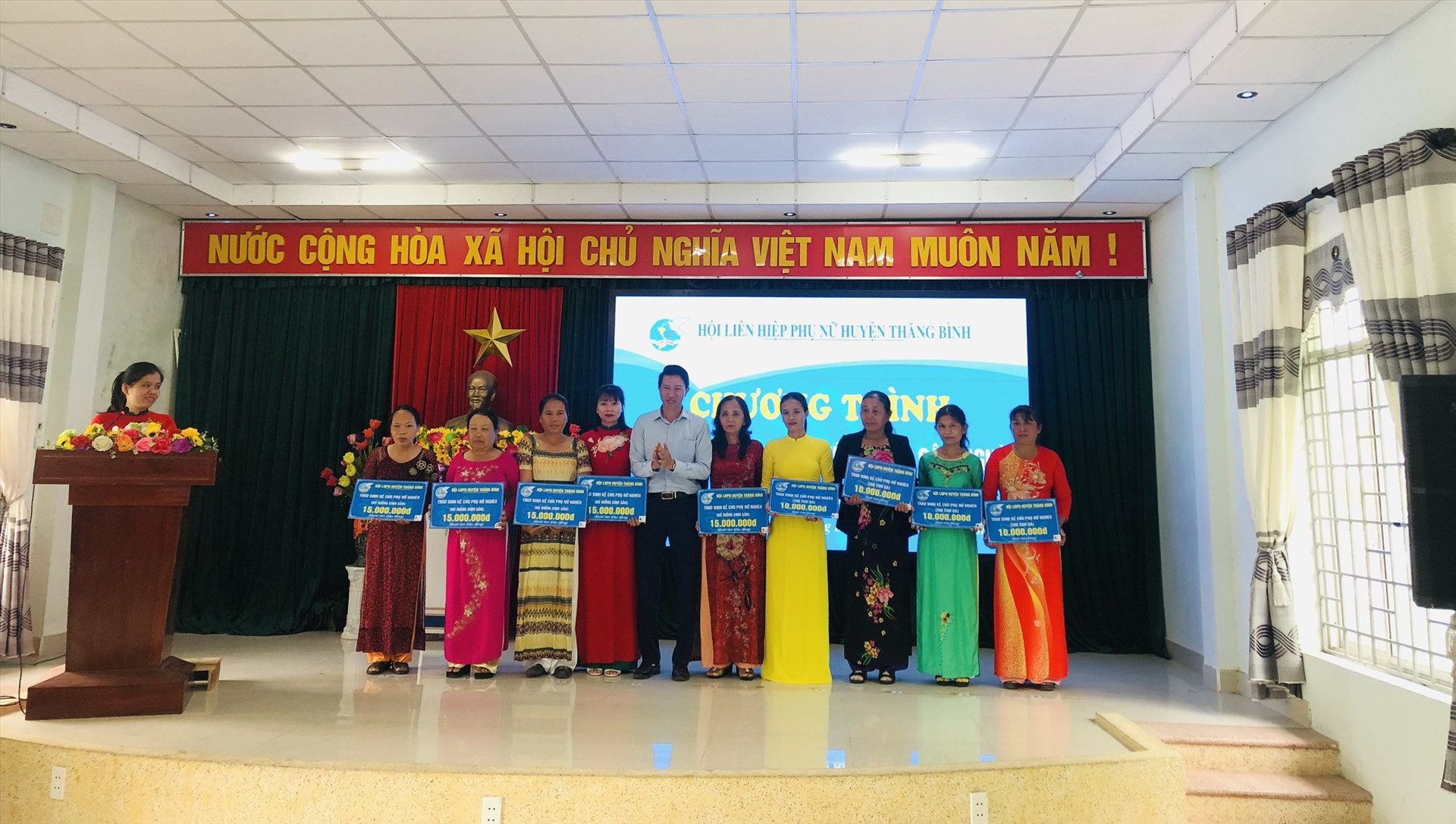 Lãnh đạo Uỷ ban MTTQ Việt Nam huyện trao sinh kế cho các hộ