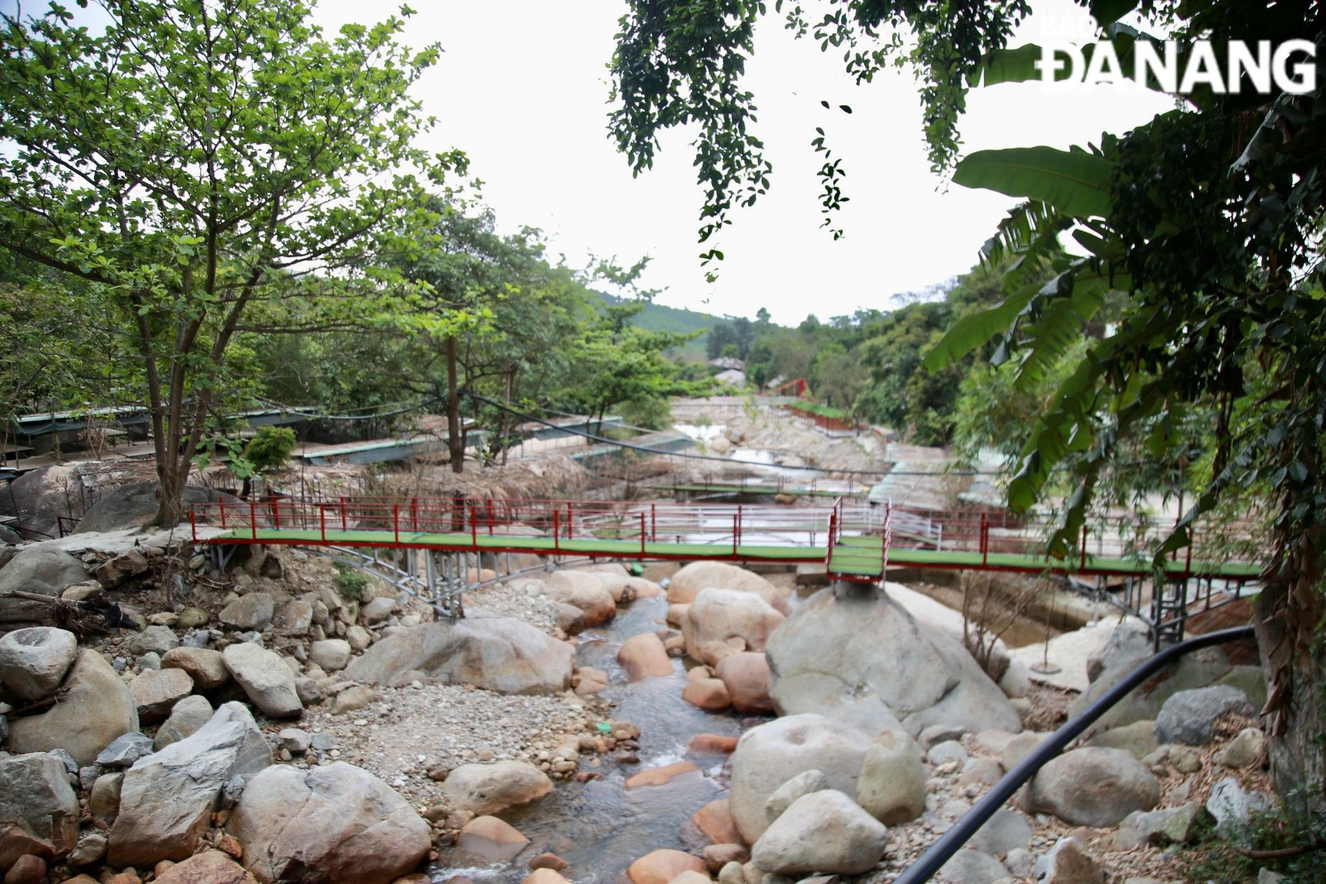 Hoàn toàn chưa có động thái nào từ phía cơ sở kinh doanh du lịch về việc sẽ sớm tháo dỡ theo văn bản yêu cầu của địa phương.