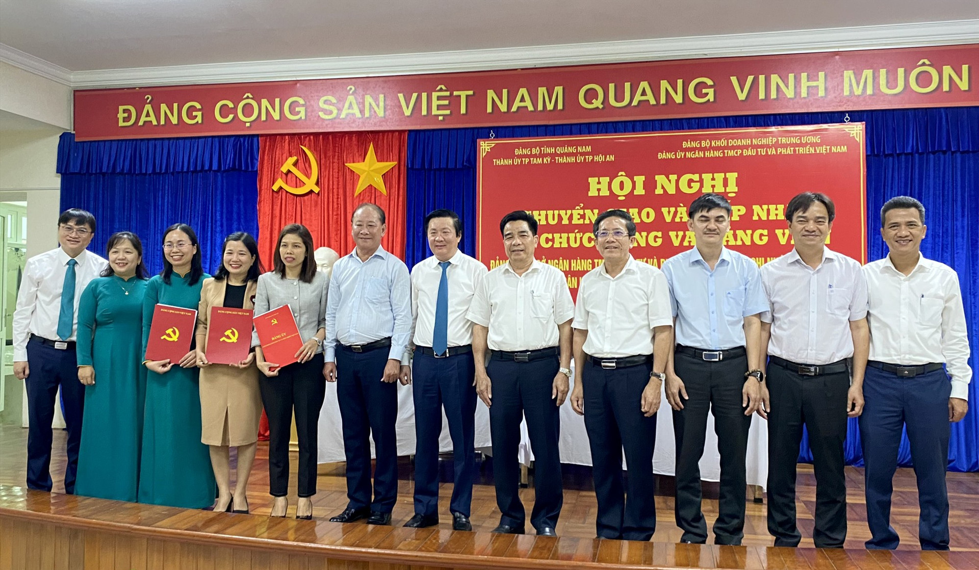 Đảng bộ cơ sở Ngân hàng BIDV chi nhánh Quảng Nam, Chi bộ Ngân hàng BIDV chi nhánh Hội An và 74 đảng viên sẽ chuyển về Đảng bộ Ngân hàng BIDV. Ảnh: T.N