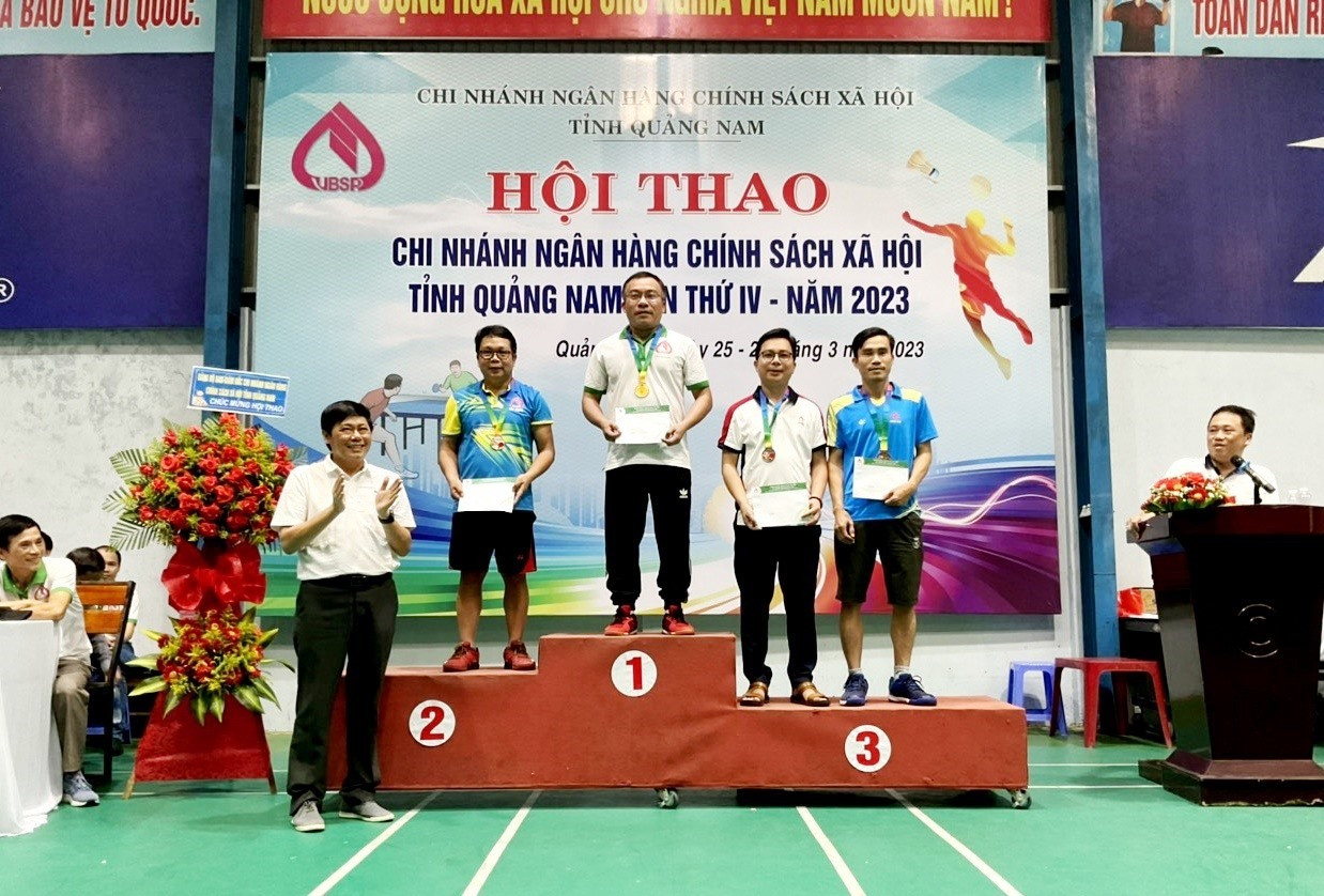 Ông Lê Hùng Lam - Giám đốc Chi nhánh Ngân hàng CSXH Quảng Nam trao huy chương cho các vận động viên nam. Ảnh: Q.VIỆT