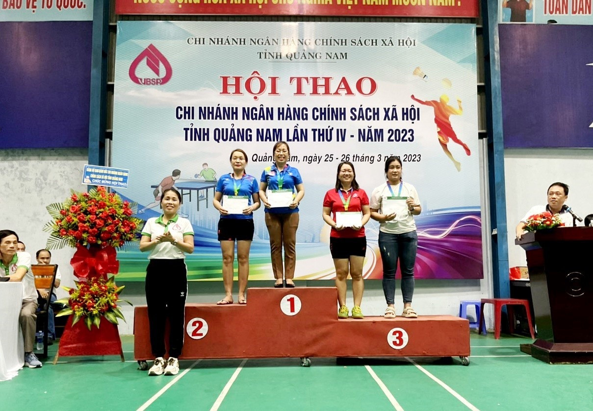 Bà Trần hị Minh trao huy chương cho các vận động viên nữ. Ảnh: Q.VIỆT