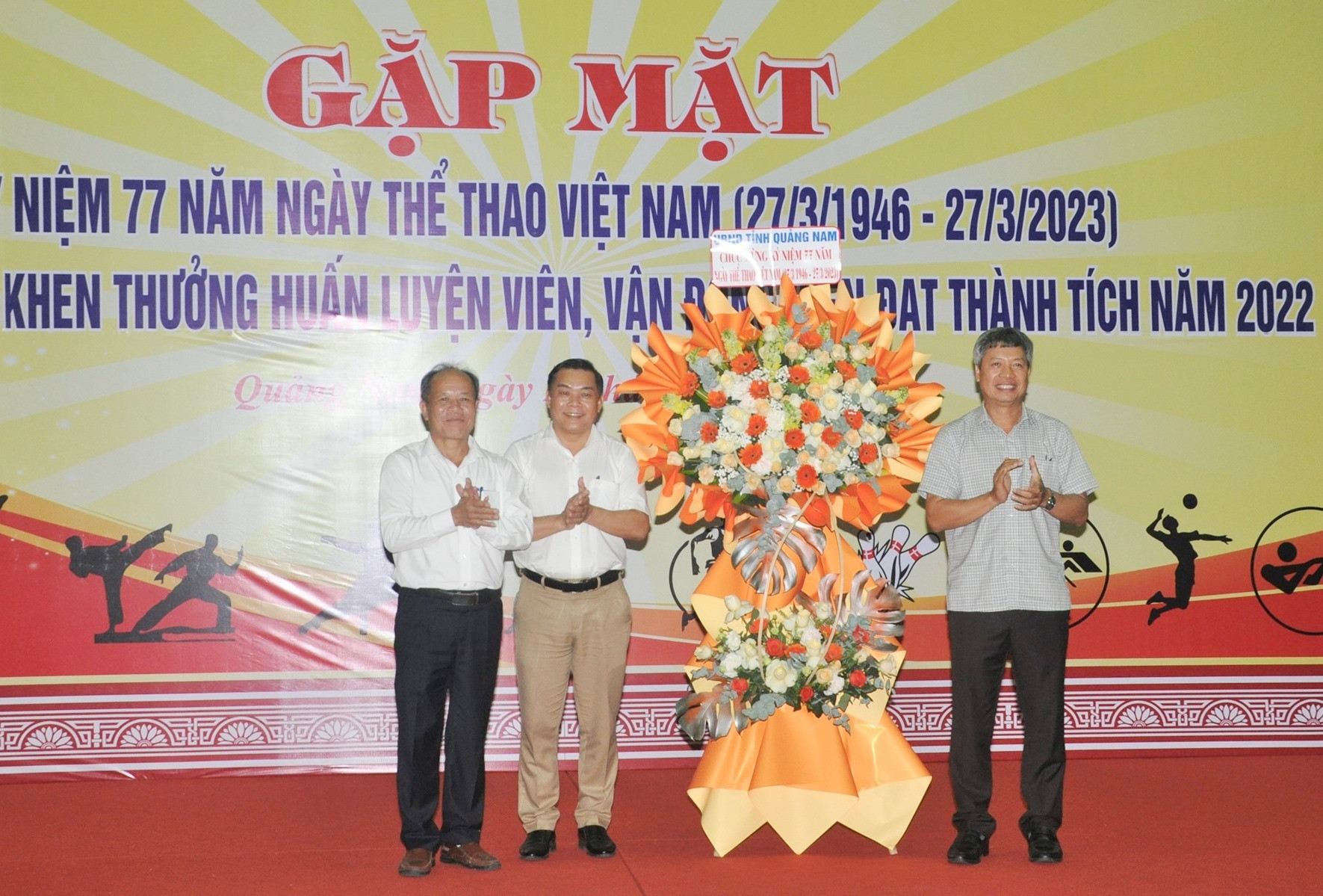 Phó Chủ tịch UBND tỉnh Hồ Quang Bửu tặng hoa chúc mừng ngành thể thao nhân kỷ niệm 77 năm Ngày Thể thao Việt Nam. Ảnh: T.V