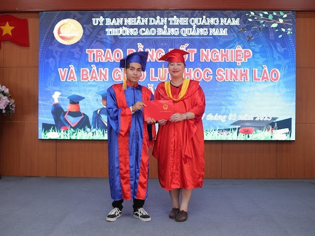 Bà Vũ Thị Phương Anh trao bằng tốt nghiệp cho sinh viên Lào. Ảnh: D.L
