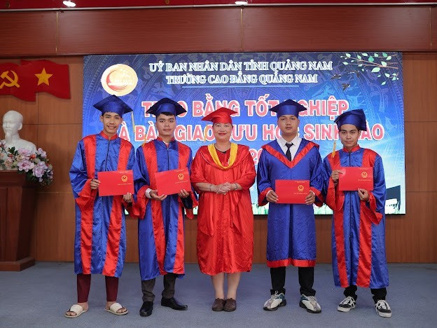 4 lưu học sinh Lào tốt nghiệp tại Trường Cao đẳng Quảng Nam. Ảnh: D.L