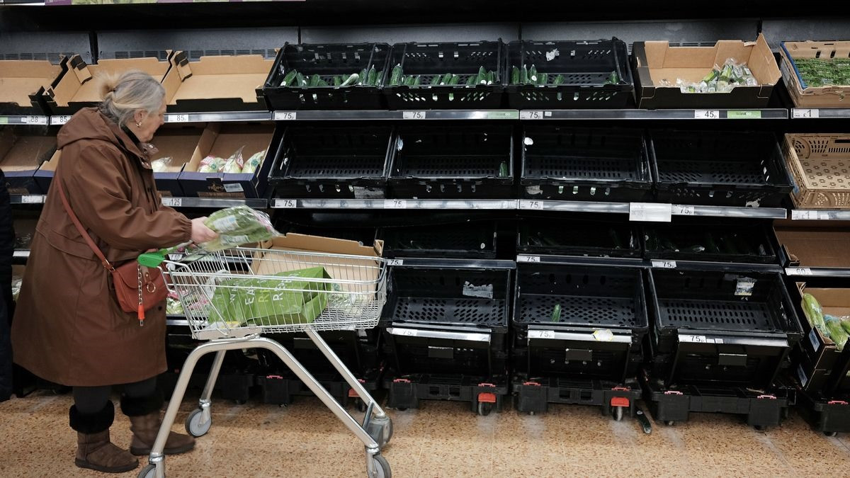 Các kệ hàng rau xanh trống rỗng ở siêu thị tại Anh. Ảnh: PA Wire