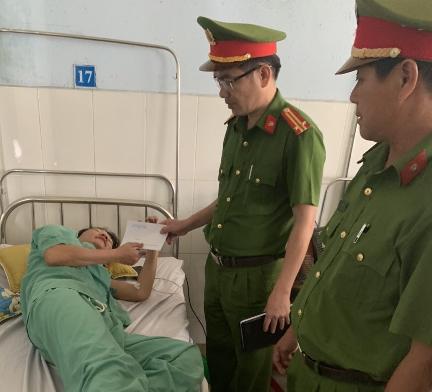 Lãnh đạo Công an huyện Núi Thành thăm hỏi động viên vợ chồng anh Nguyễn Sơn
