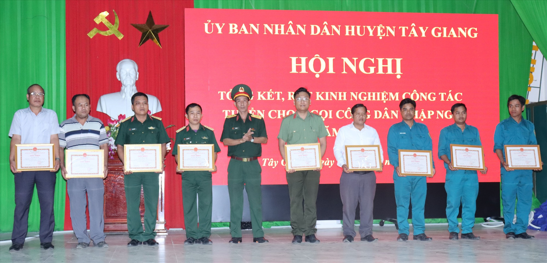 UBND huyện Tây Giang tặng giấy khen cho tập thể, cá nhân có thành tích xuất sắc trong công tác tuyển chọn, gọi công dân nhập ngũ năm 2023. Ảnh H.Thúy