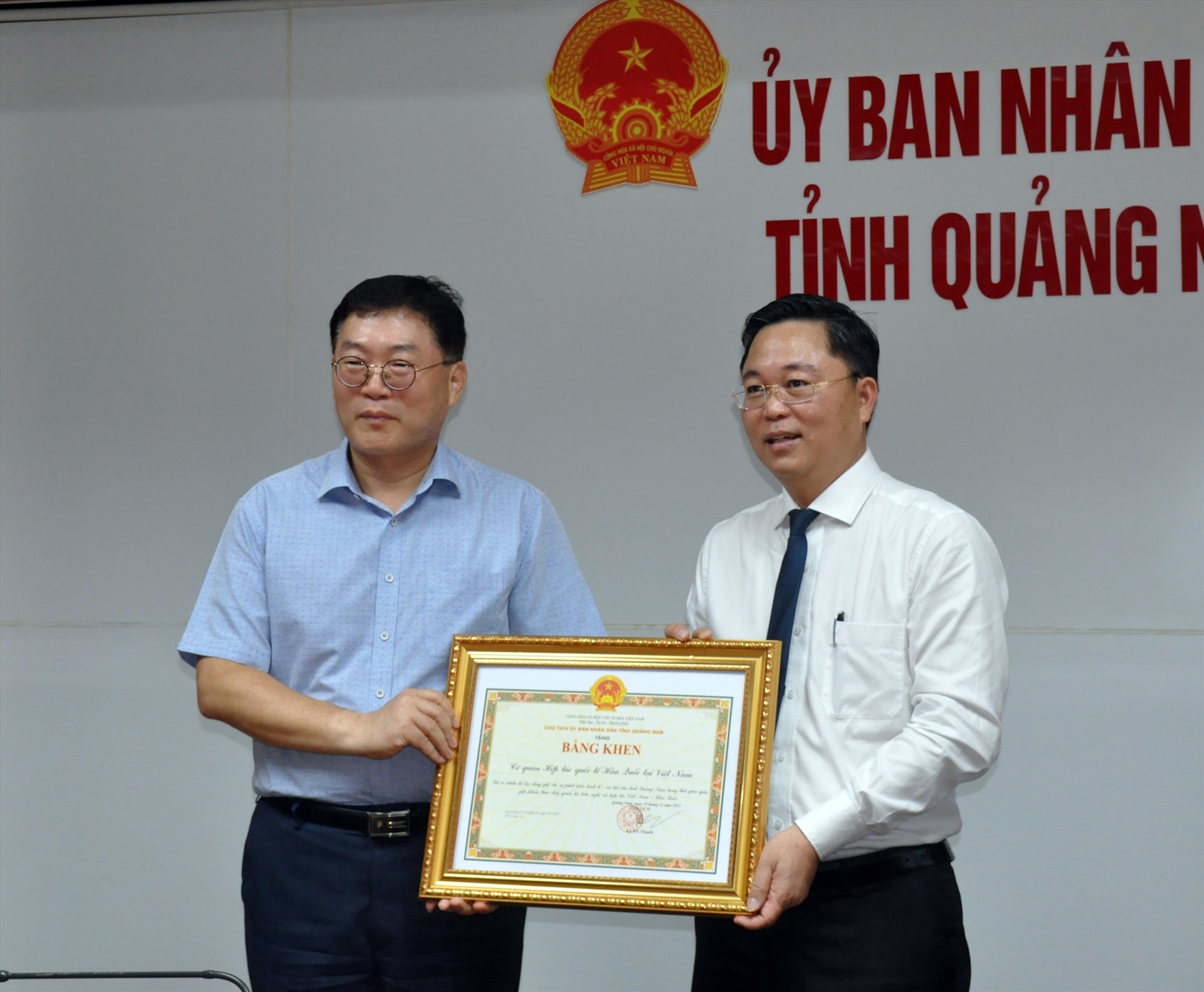 Chủ tịch UBND tỉnh Lê Trí Thanh trao Bằng khen của UBND tỉnh tặng Cơ quan Hợp tác quốc tế Hàn Quốc (KOICA) vì đã có đóng góp cho sự phát triển kinh tế - xã hội của Quảng Nam. Ảnh: N.Đ