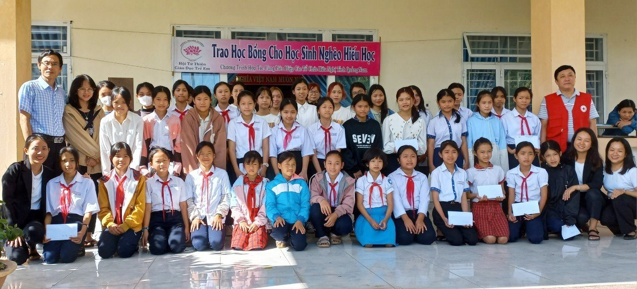 Tổ chức CEF phối hợp với Liên hiệp Các tổ chức hữu nghị tỉnh trao học bổng hỗ trợ học sinh nghèo hiếu học của Quảng Nam. Ảnh: L.H