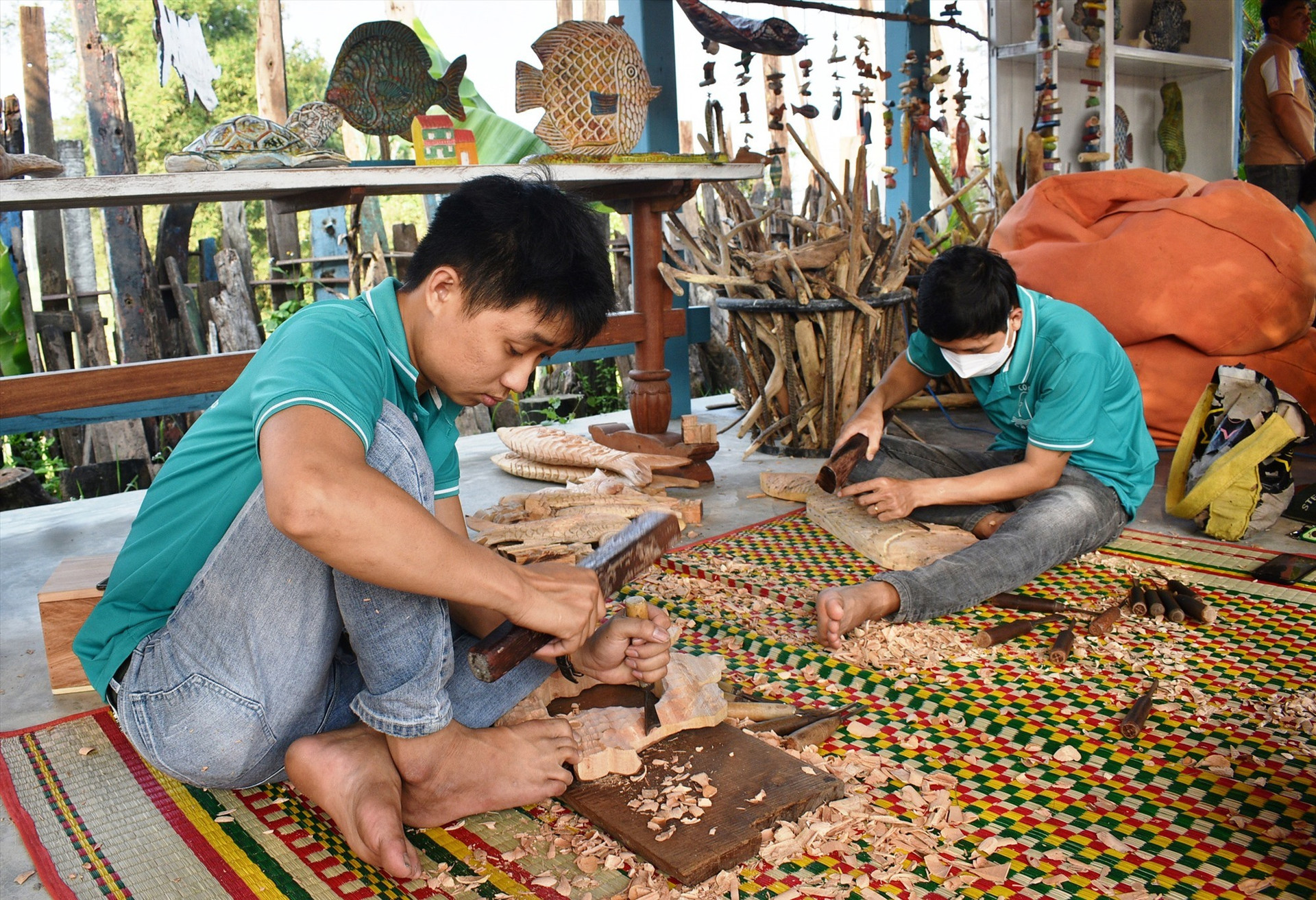 At the exhibition, visitors can learn how to make a  wooden sculpture by local artists.