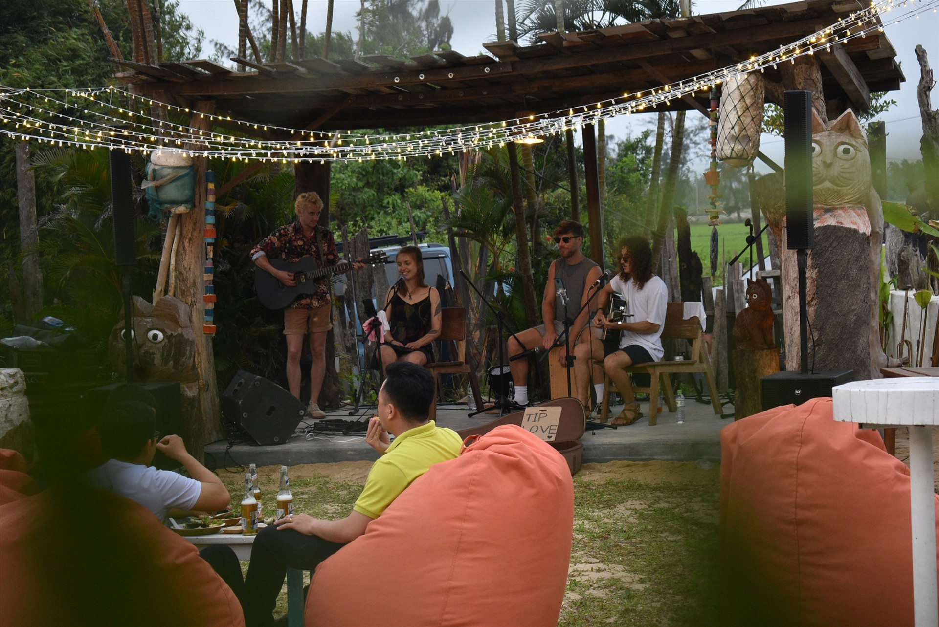 Mr. Thuan wants to talk about the story of environmental protection and green community-based tourism via artworks. Furthermore, local people and visitors may see the journey of firewood in floods.