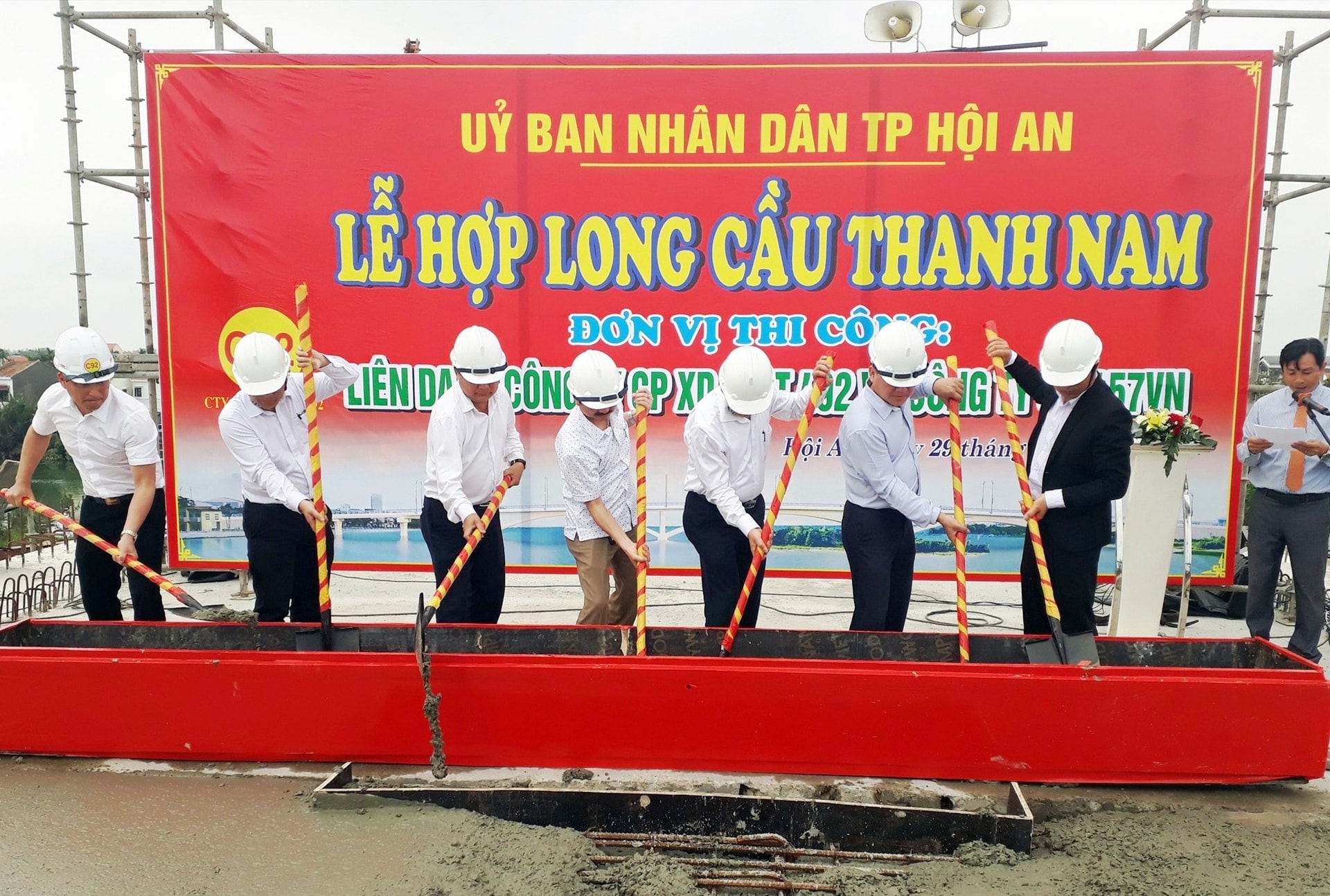 Đại biểu lãnh đạo thành phố và các đơn vị thi công đổ khởi động hợp long cầu Thanh Nam.