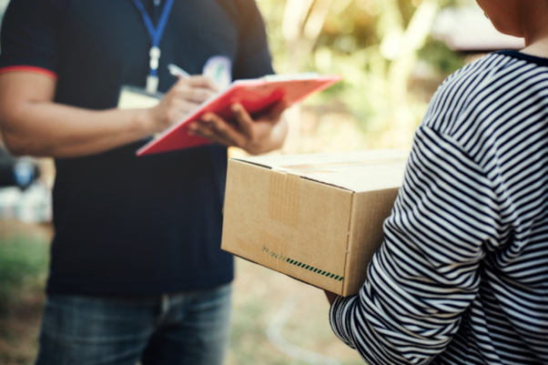 Các đơn vị vận chuyển thường hỗ trợ khách hàng đóng gói bưu kiện hàng theo chuẩn.