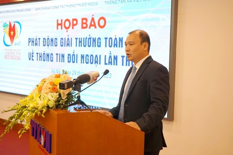 Đồng chí Lê Hải Bình phát biểu ý kiến tại buổi họp báo. Ảnh: Đinh Trường