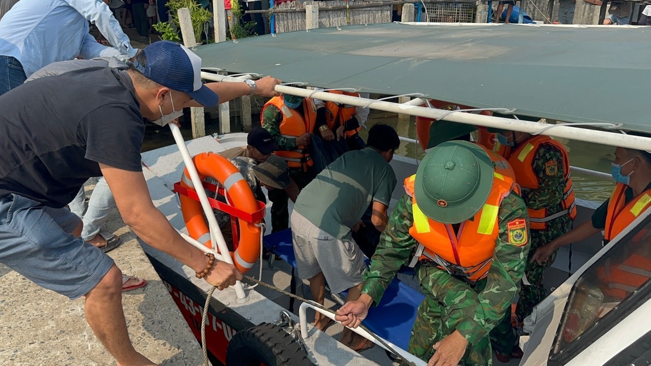 Cán bộ, chiến sỹ Đồn Biên phòng Cửa Đại hỗ trợ vớt và đưa thi thể nạn nhân về gia đình. Ảnh: B.P