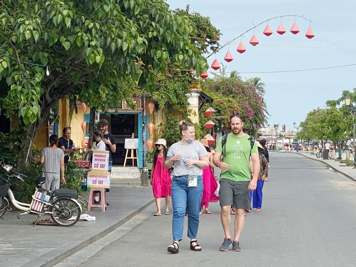 Foreign visitors to Hoi An ancient quarter