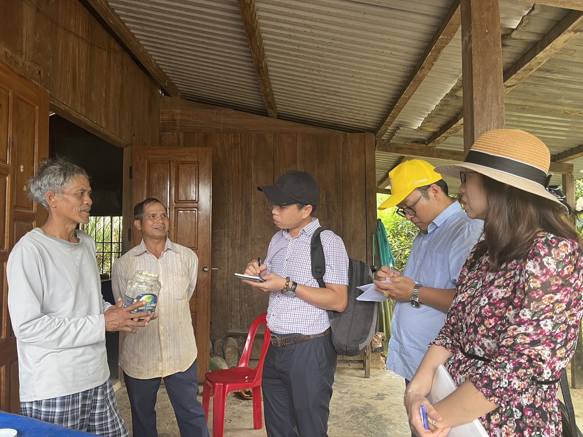 Đoàn cán bộ Viện Pasteur Nha Trang lấy mẫu cá ủ chua tại xã Phước Kim