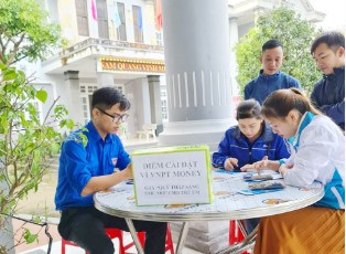 Tuổi trẻ xã Quế Lộc hướng dẫn nhân dân cài đặt VNPT gây quỹ cho trẻ em nghèo.Ảnh: T.T