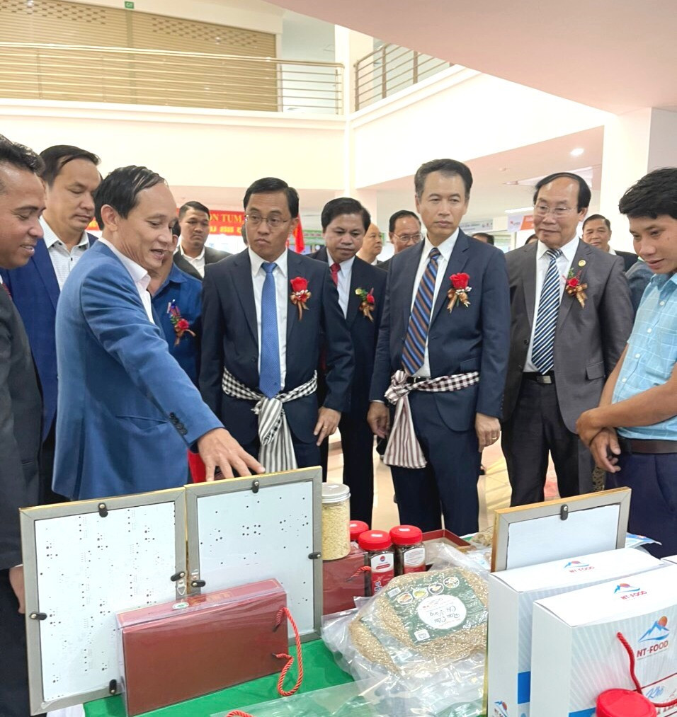 Sản phẩm của HTX Nông - Ngư nghiệp Núi Thành (xã Tam Tiến, Núi Thành) trưng bày tại Hội chợ Thương mại hữu nghị Lào - Việt (tổ chức ở tỉnh Sê Kông, Lào) năm 2022. Ảnh: CT
