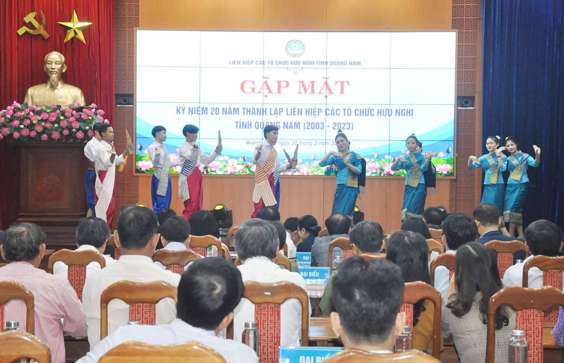 Các sinh viên Lào đang theo học tại Quảng Nam trình bày tiết mục văn nghệ chào mừng gặp mặt kỷ niệm 20 năm thành lập Liên hiệp Các tổ chức hữu nghị tỉnh. Ảnh: N.Đ
