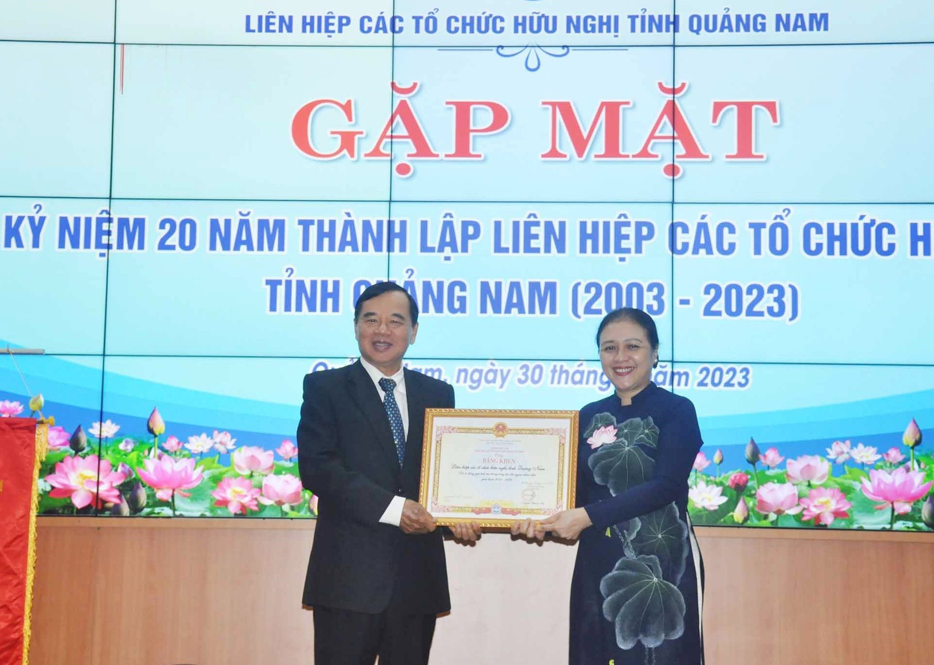 Bà Nguyễn Phương Nga trao tặng Bằng khen của Chủ tịch Liên hiệp Các tổ chức hữu nghị Việt Nam cho Liên hiệp Các tổ chức hữu nghị tỉnh Quảng Nam. Ảnh: N.Đ