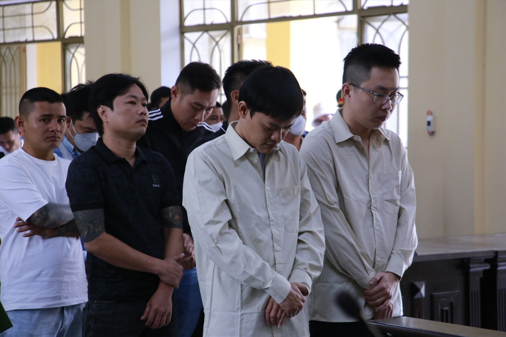 Bị cáo Trần Thế Boon (hàng đầu bên trái) cùng các đồng phạm. Ảnh: P.V