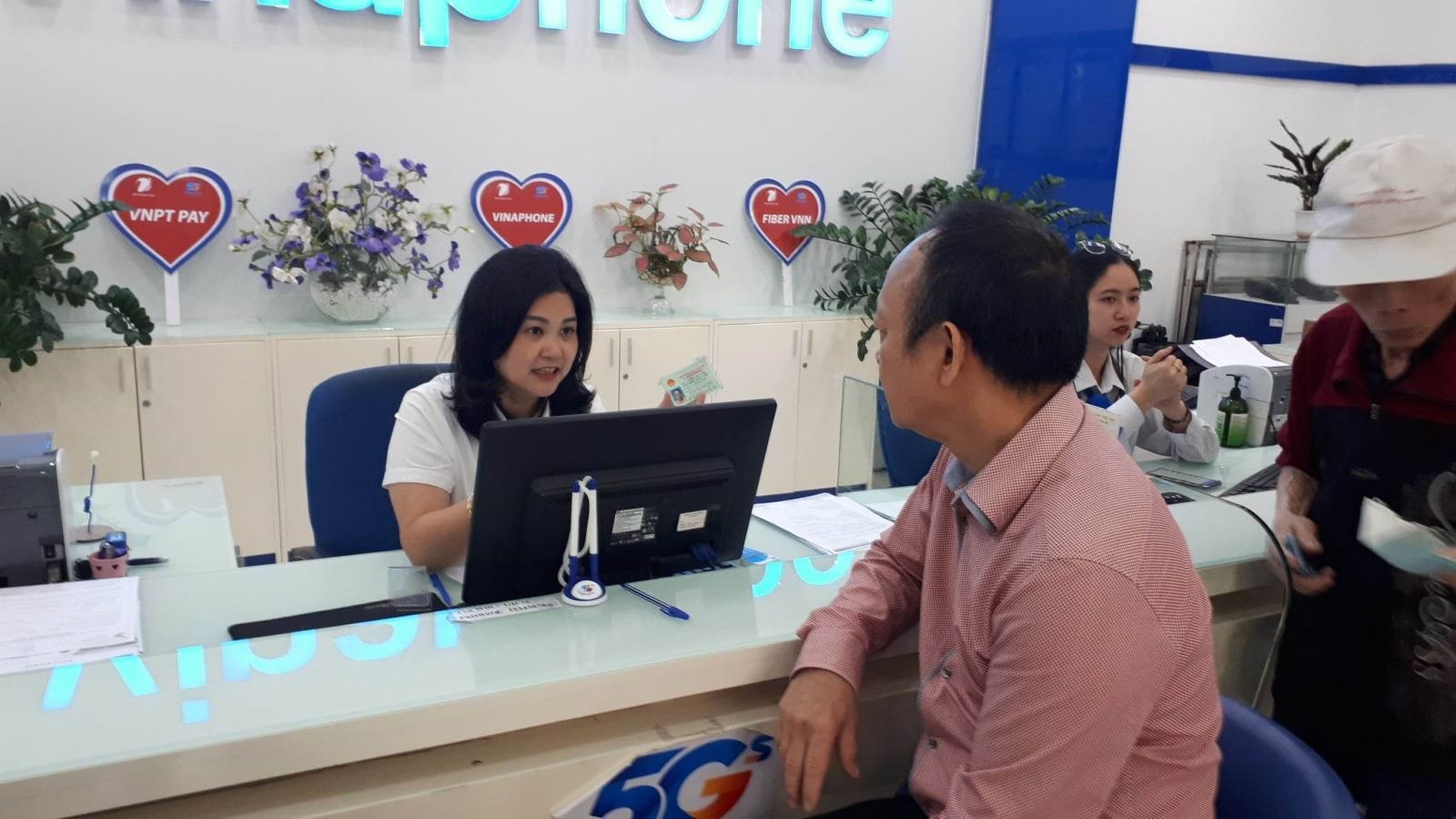Khách hàng đến chuẩn hoá thông tin tại quầy giao dịch.