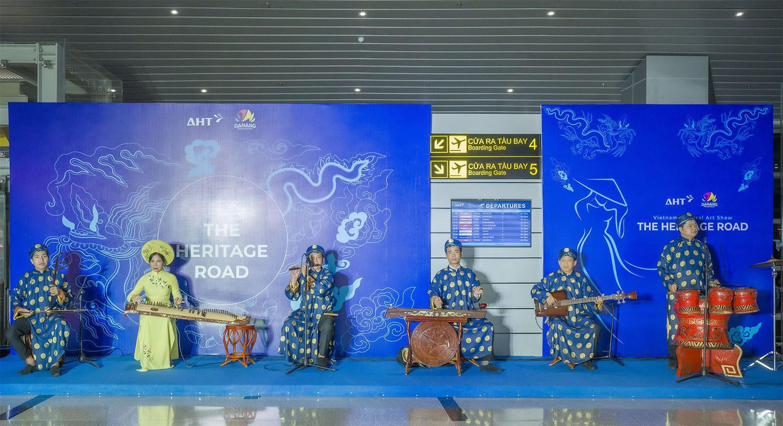 Biểu diễn văn nghệ truyền thống chào đón khách du lịch quốc tế đến Sân bay quốc tế Đà Nẵng. Ảnh XL