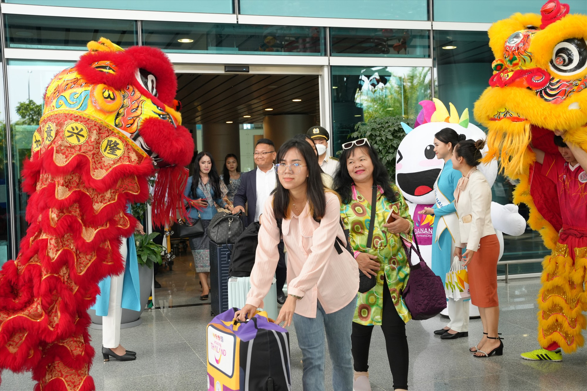 Cảm giác hạnh phúc của gần 150 hành khách đầu tiên của chuyến bay Viêng Chăn -Đà Nẵng ngày 30/3/2023. Ảnh