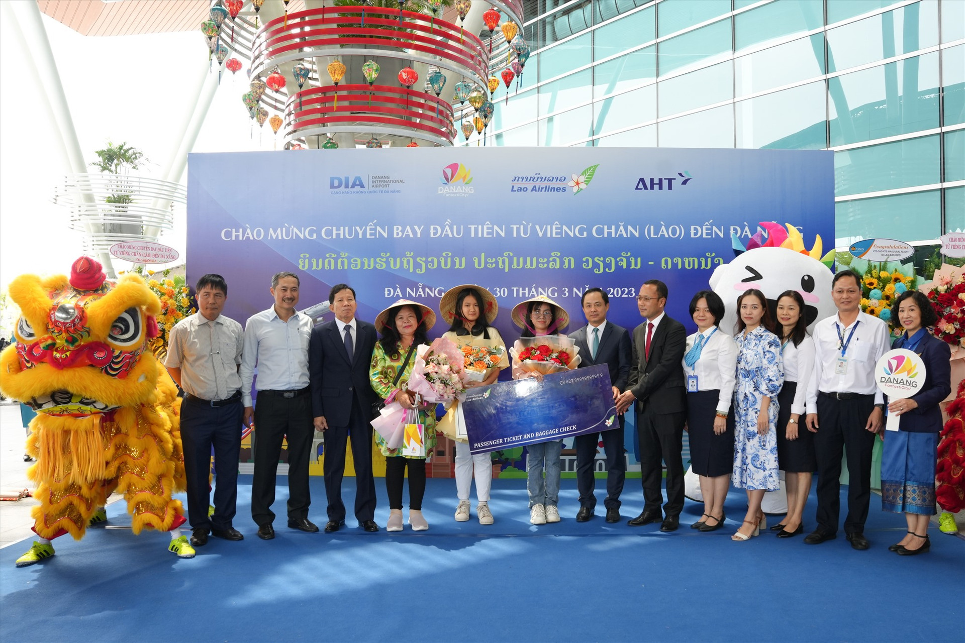 Lãnh đạo Sở Du lịch Đà Nẵng và Lao Airlines tặng quà cho 3 hành khách may mắn chuyến bay Viêng Chăn -Đà Nẵng ngày 30/3/2023. Ảnh XL