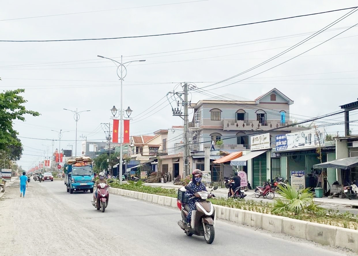 Trục đường chính qua xã Điện Minh đang được thi công mở rộng, đáp ứng yêu cầu phát triển hạ tầng của một phường nội thị. Ảnh: V.LỘC